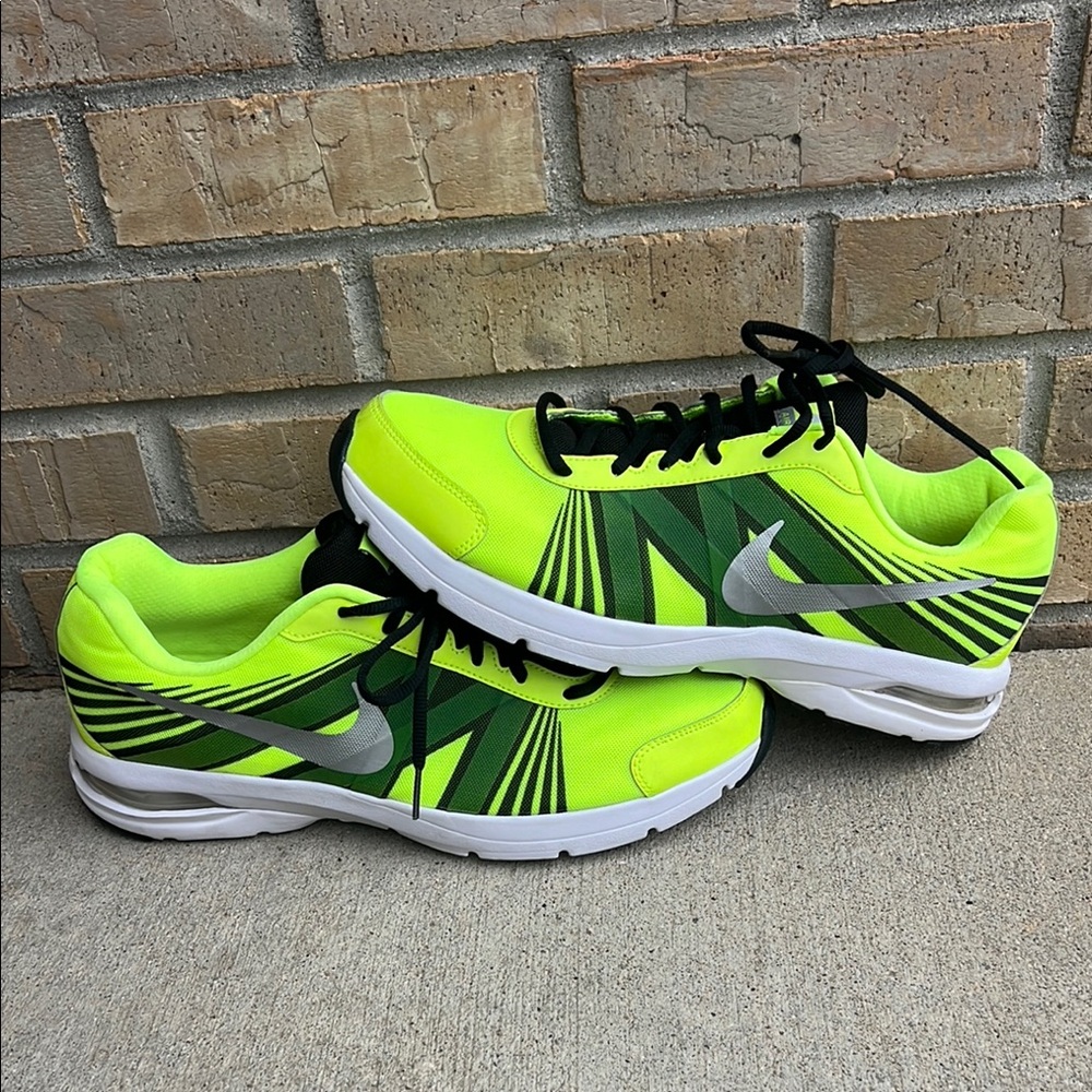 Nike Air Futurun 2 Green and Black Sneakers Lightweight Athletic Design